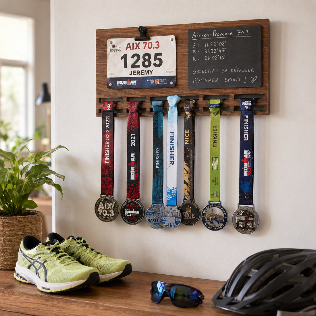 Support mural en bois pour exposer une médaille et un dossard après l’IRONMAN 70.3 Aix-en-Provence