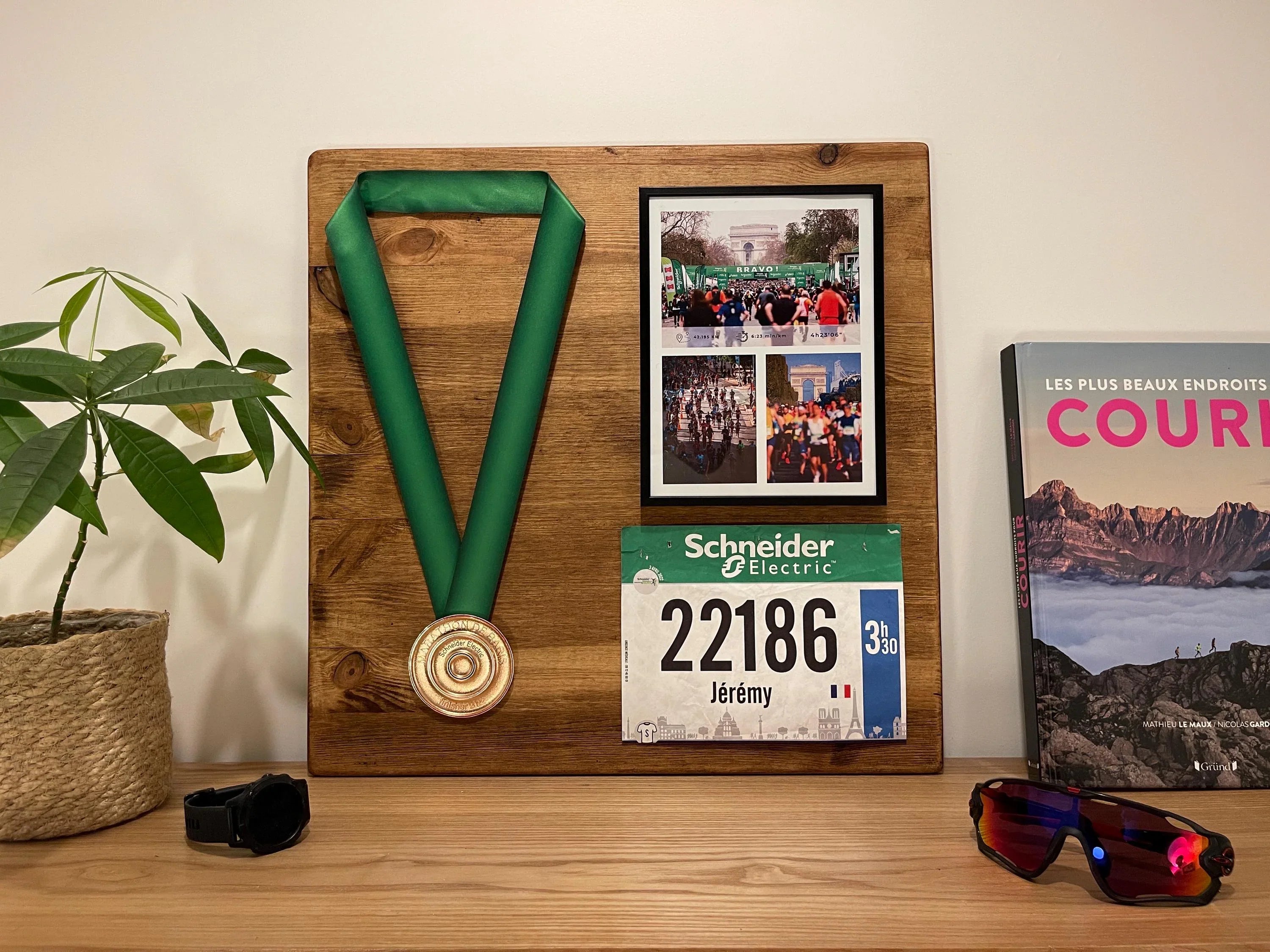 presentoir porte medaille cadre bois photo personnalise dossard course running