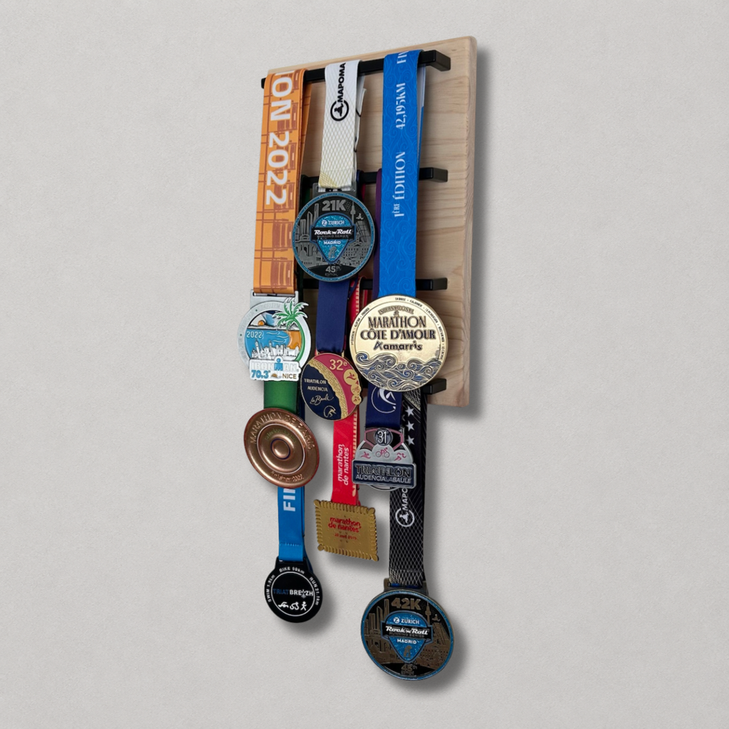 Cadeau triathlon et sport d’endurance avec porte médailles en bois
