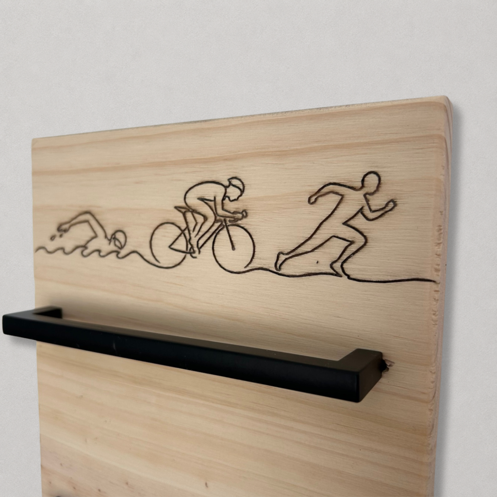 Cadeau pour triathlète avec support médailles en bois fabriqué en France