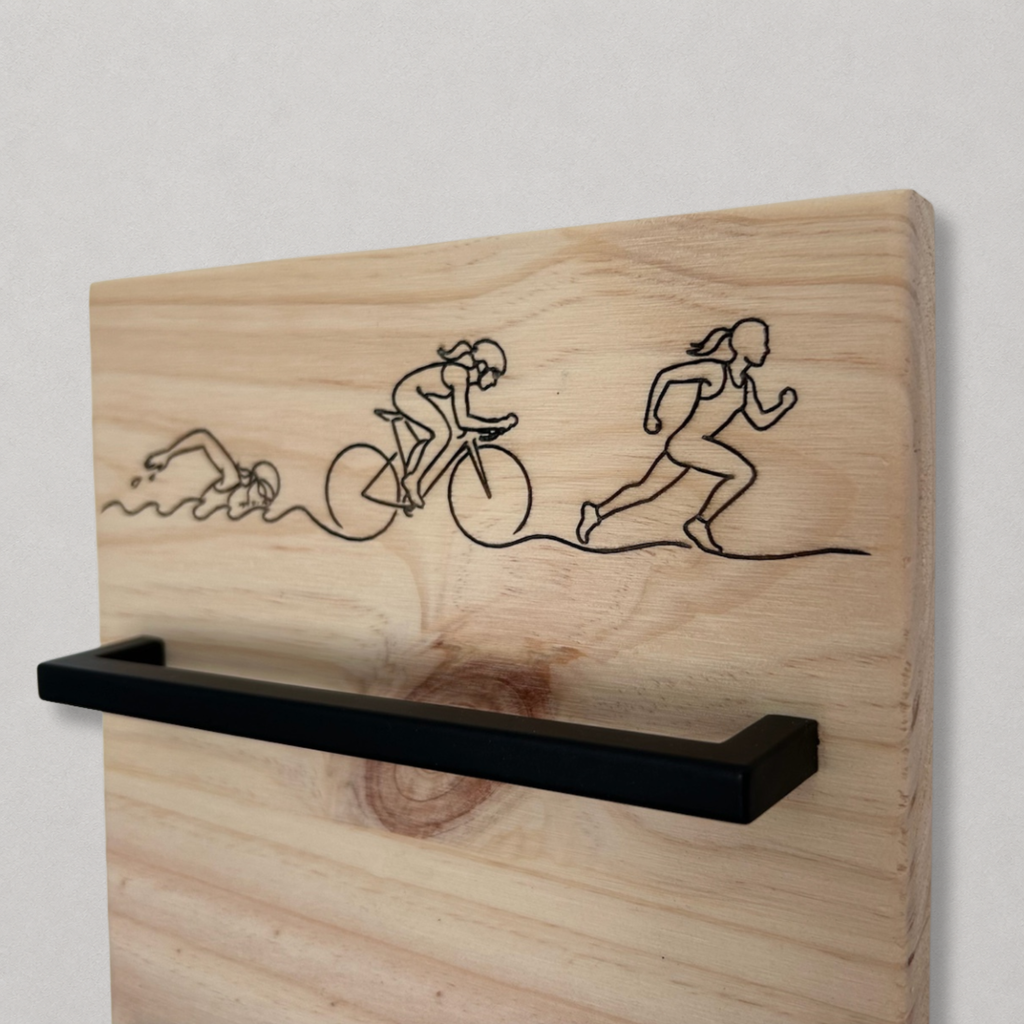 Cadeau sportif en bois pour exposer des médailles de triathlon