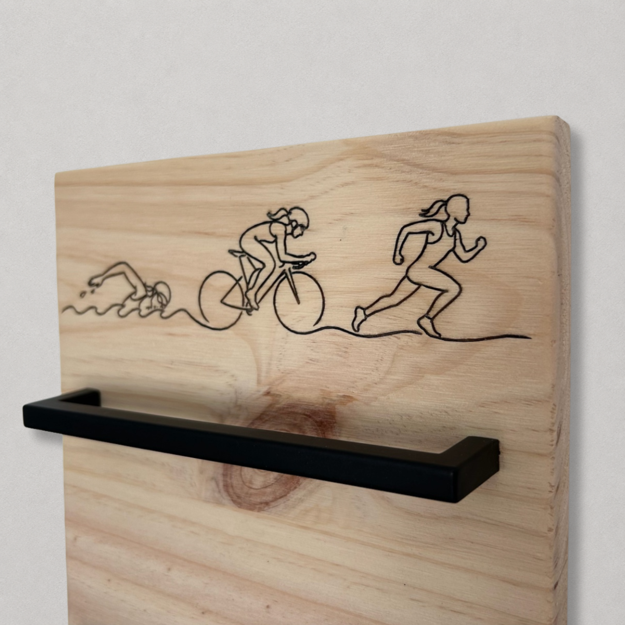 Cadeau sportif en bois pour exposer des médailles de triathlon