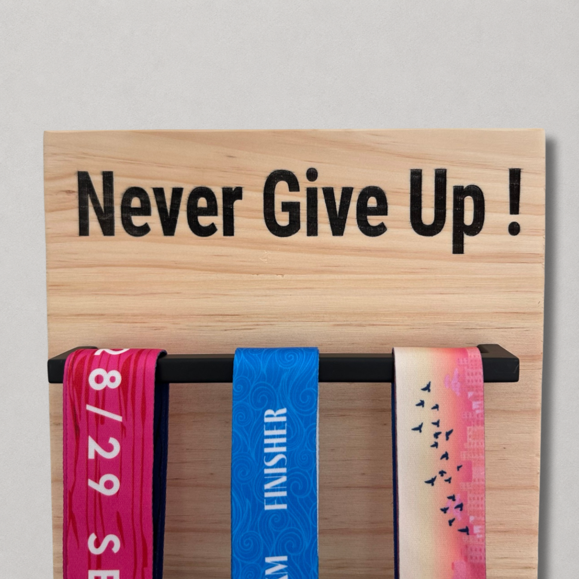 Cadeau triathlon personnalisé avec porte médailles mural en bois