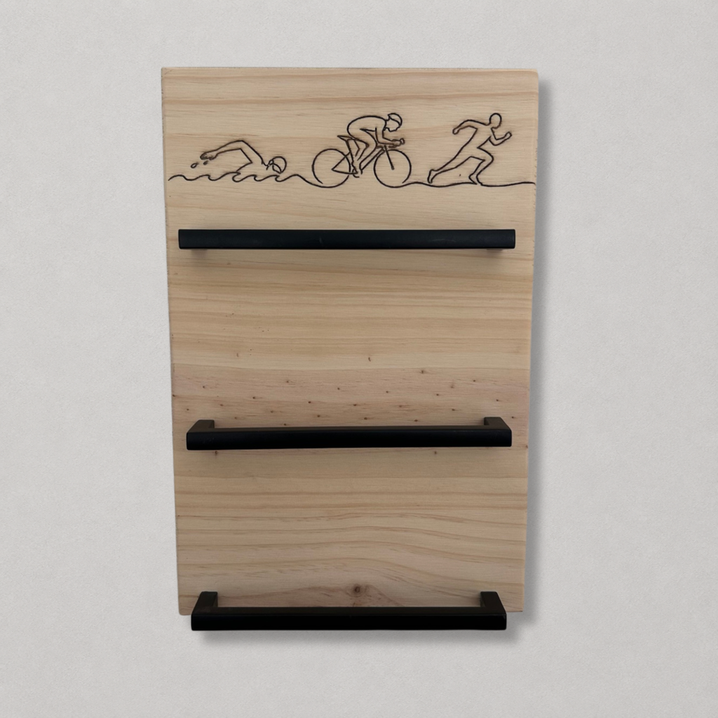 Cadeau triathlon original avec porte médailles mural en bois