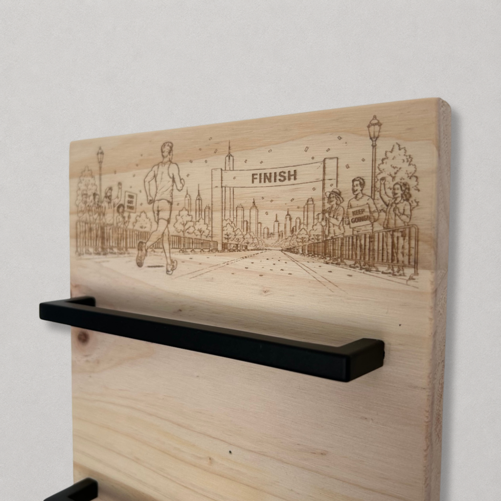 Cadeau sportif en bois gravé pour exposer ses médailles de running et marathon