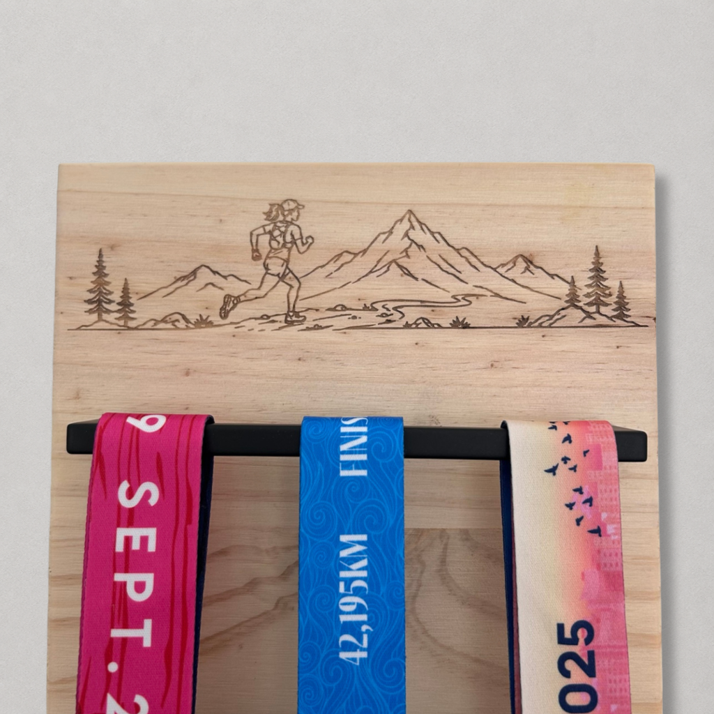 Cadeau sportif trail avec porte médailles en bois fabriqué en France
