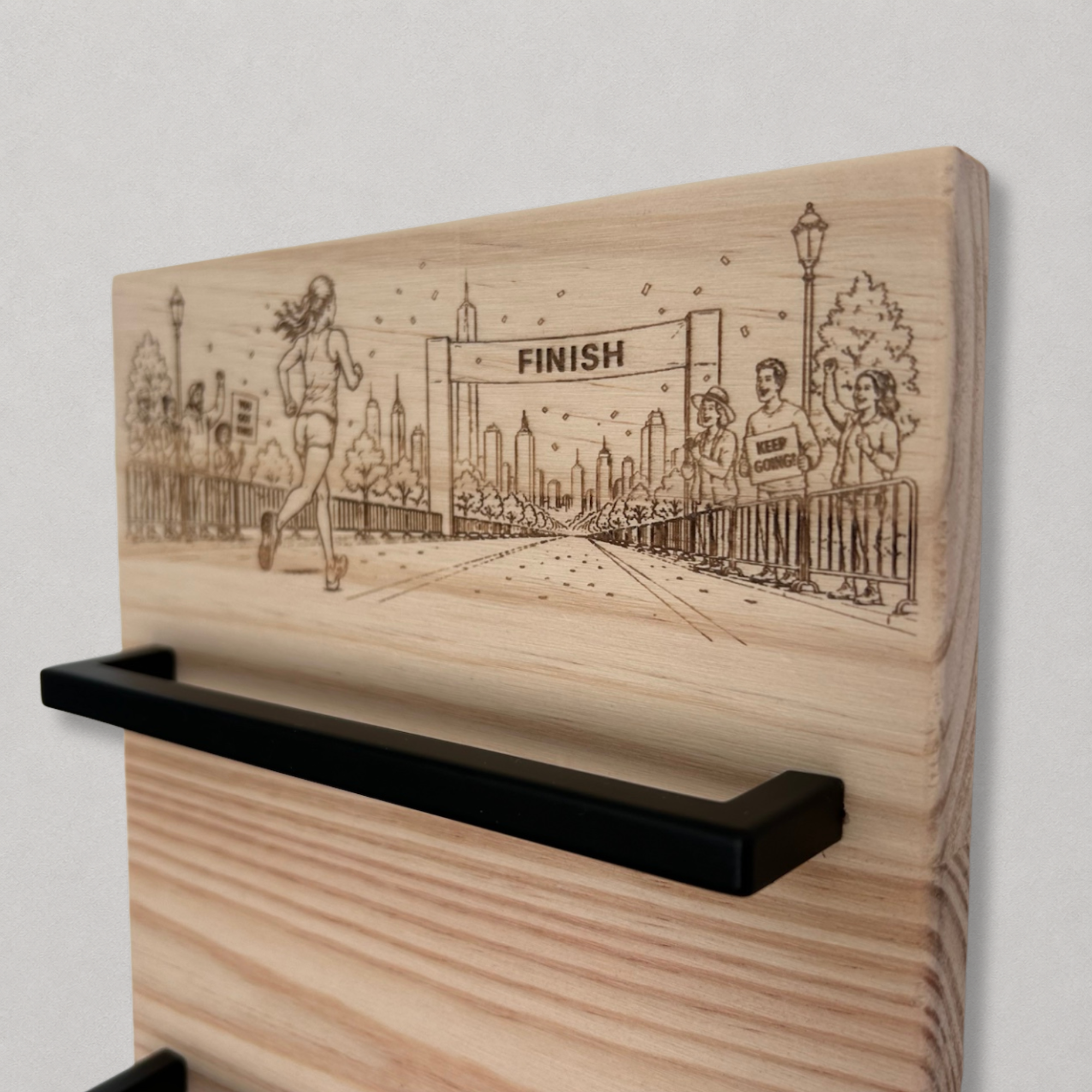 Détail de gravure sportive sur bois naturel avec barre noire pour médailles