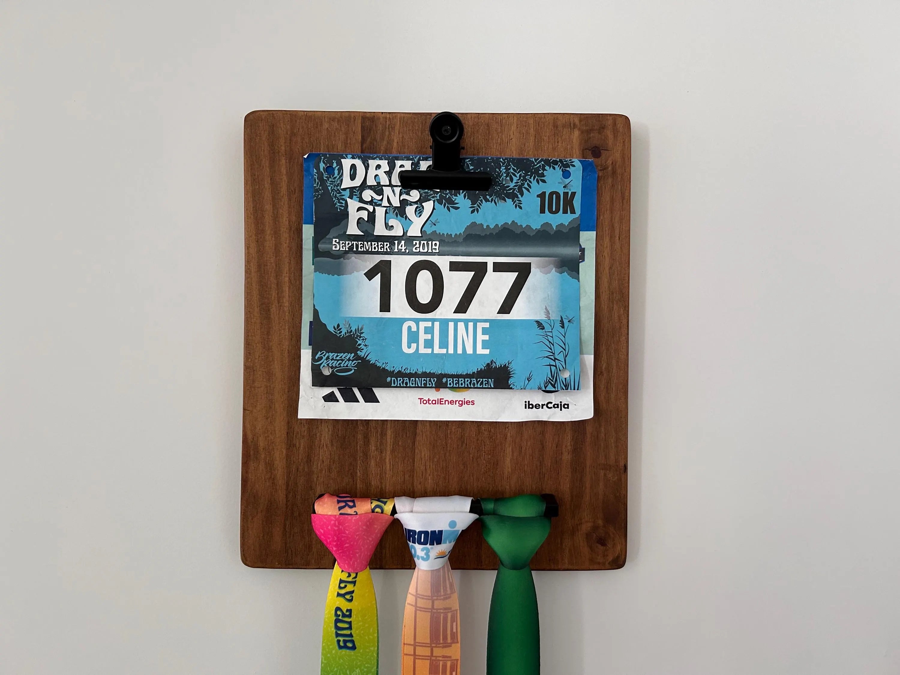 🎖️ Présentoir Médailles & Porte Dossard Compact "Medal Bar"