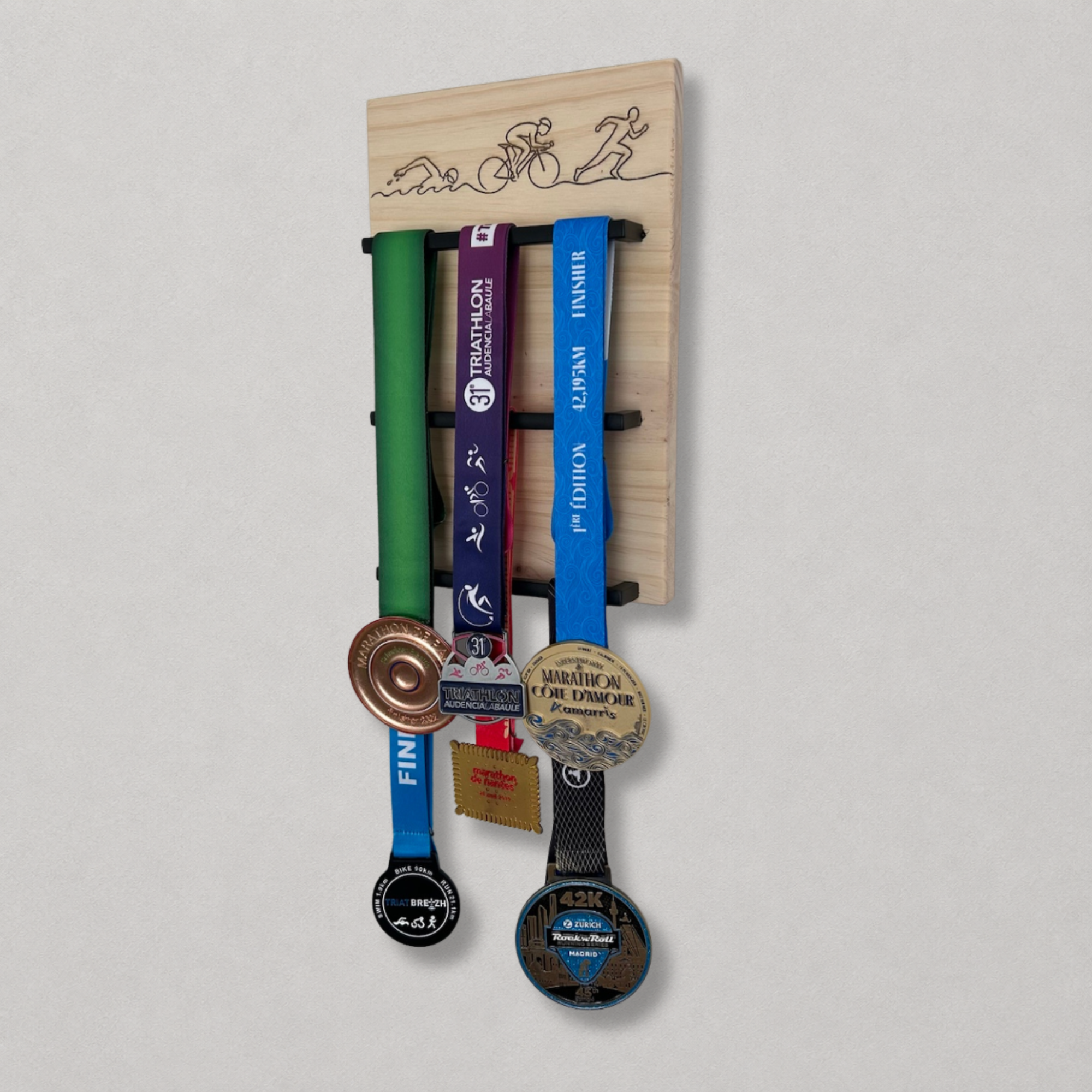 Support médailles sport en bois pour triathlète et coureur d’endurance