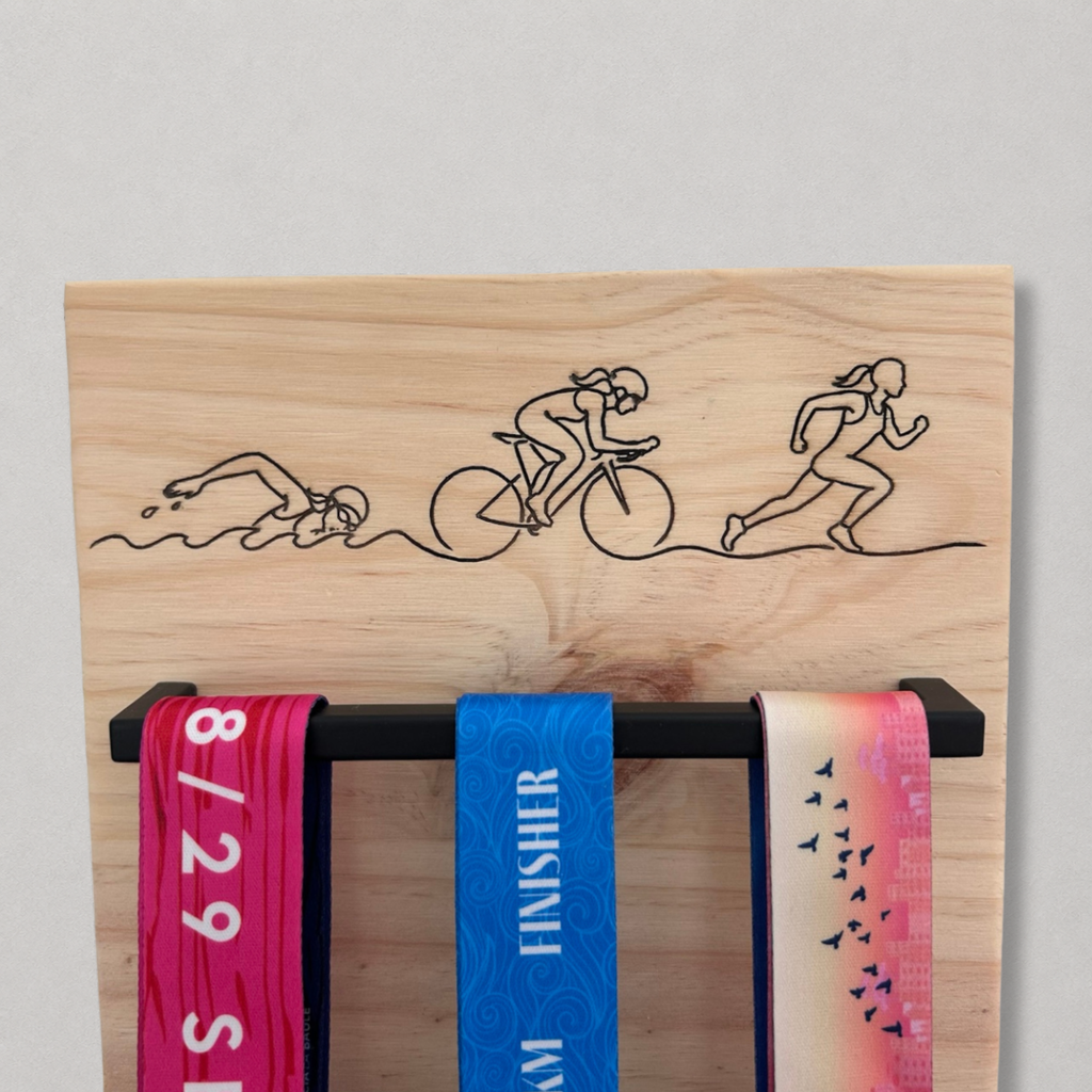 Porte médailles triathlon compact en bois pour exposer ses récompenses