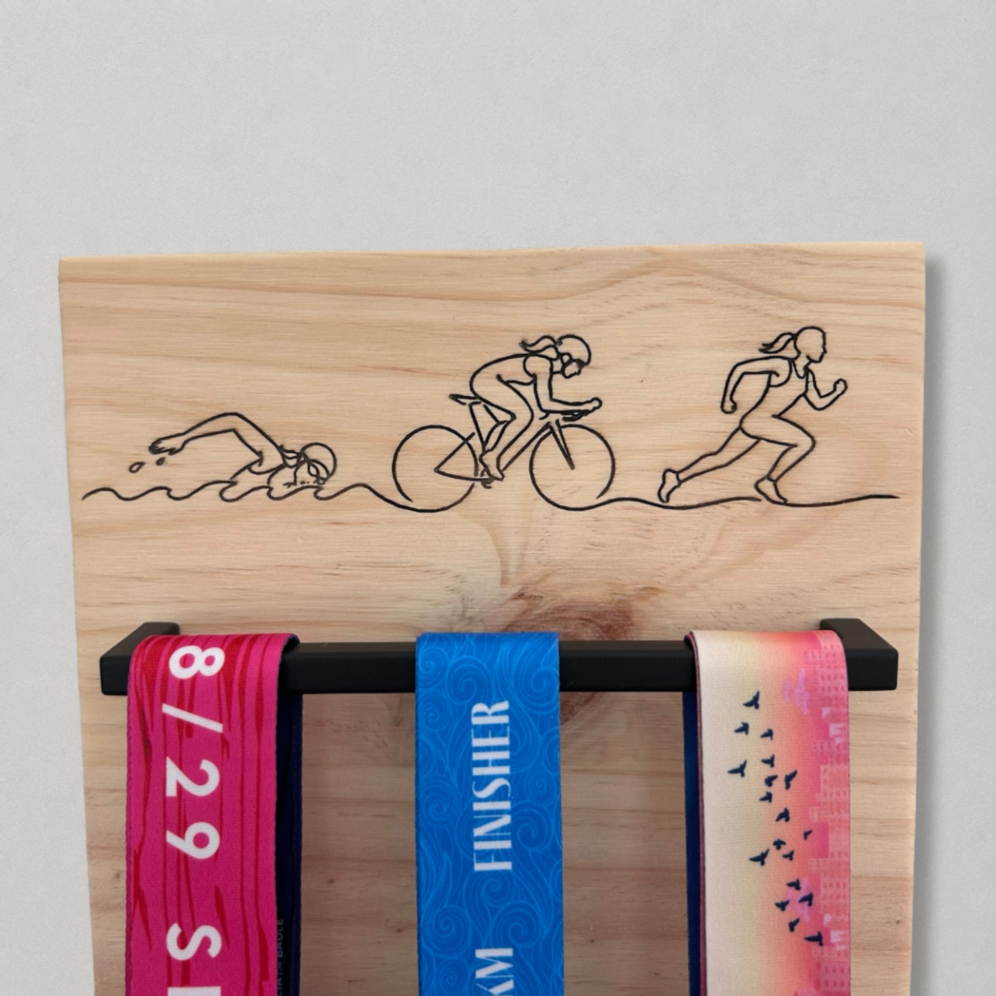 Porte médailles triathlon compact en bois pour exposer ses récompenses