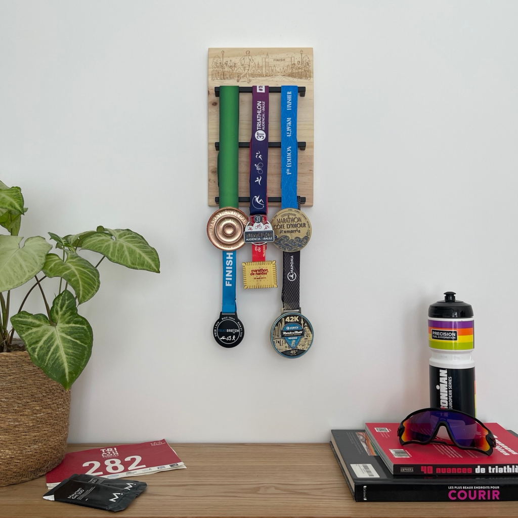 Support porte médailles en bois avec médailles de finisher, idéal pour running et triathlon
