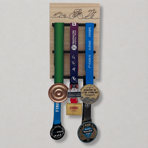 Porte médailles triathlon en bois avec gravure sportive