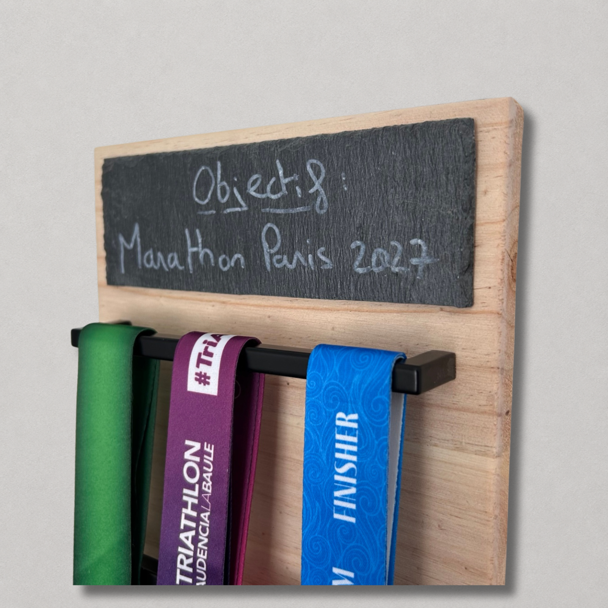 Support médailles en bois avec ardoise naturelle et barres aluminium