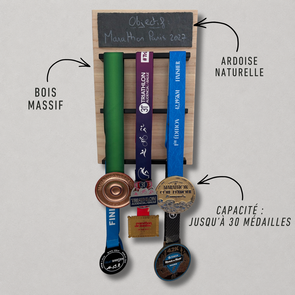 Porte médailles mural en bois avec médailles exposées