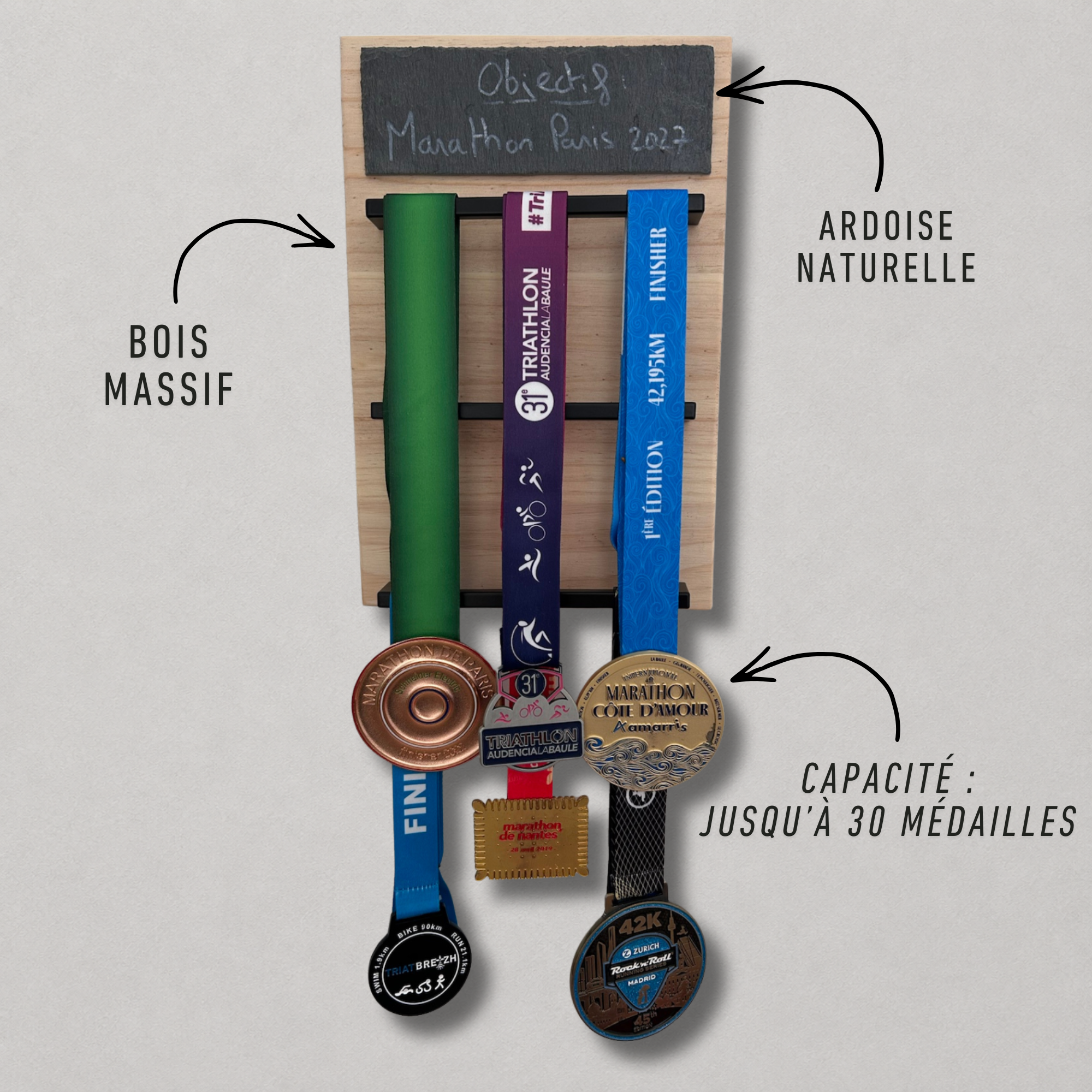 Porte médailles mural en bois avec médailles exposées
