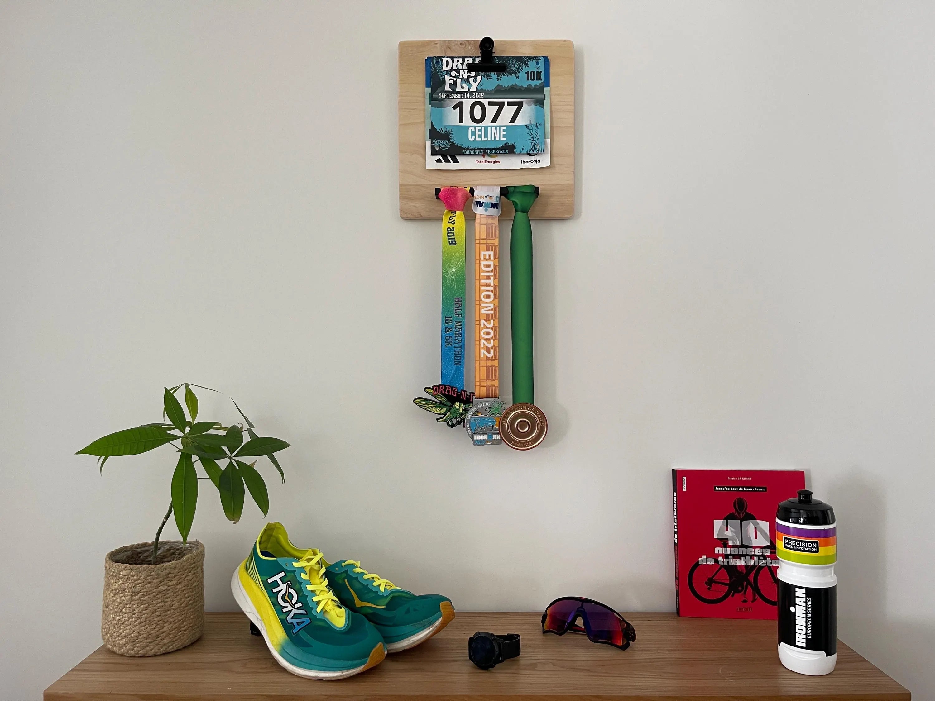 porte medaille en bois massif ideal cadeau running marathon triahtlon ironman course sport