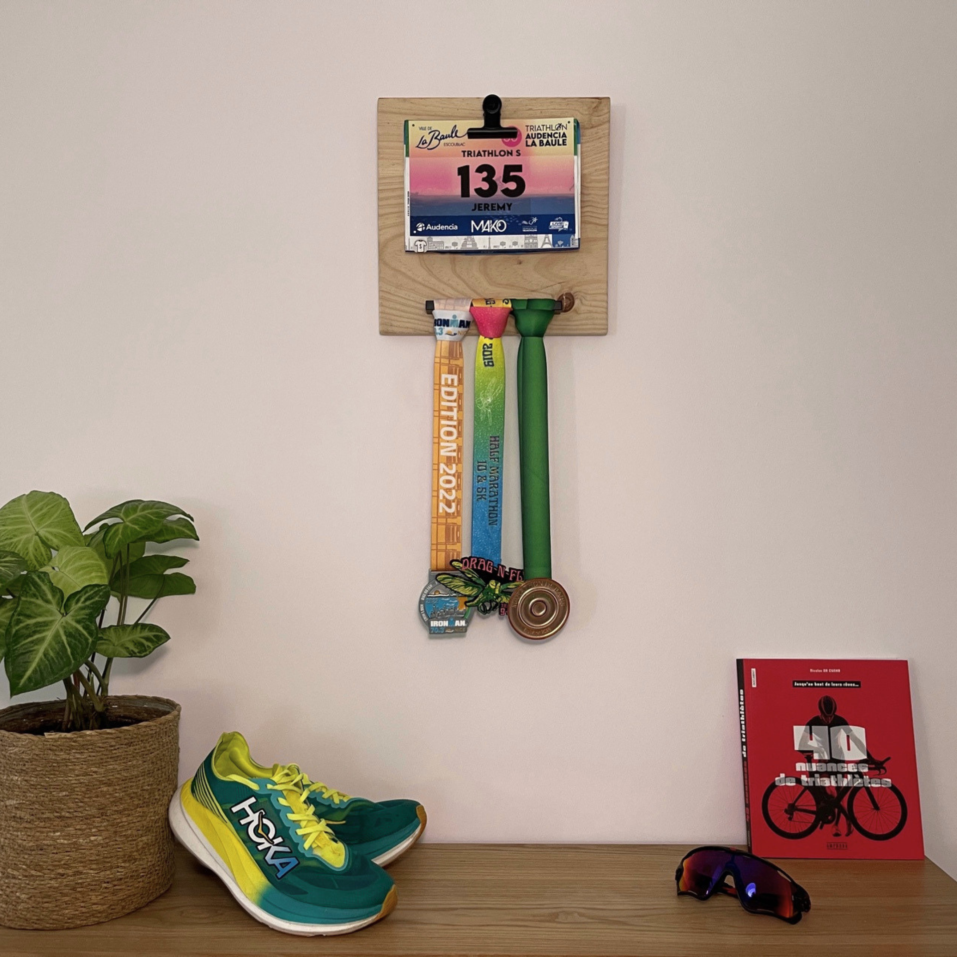 Kompakte Medaillenhalterung aus Holz – Laufen & Triathlon – FinisherDisplay
