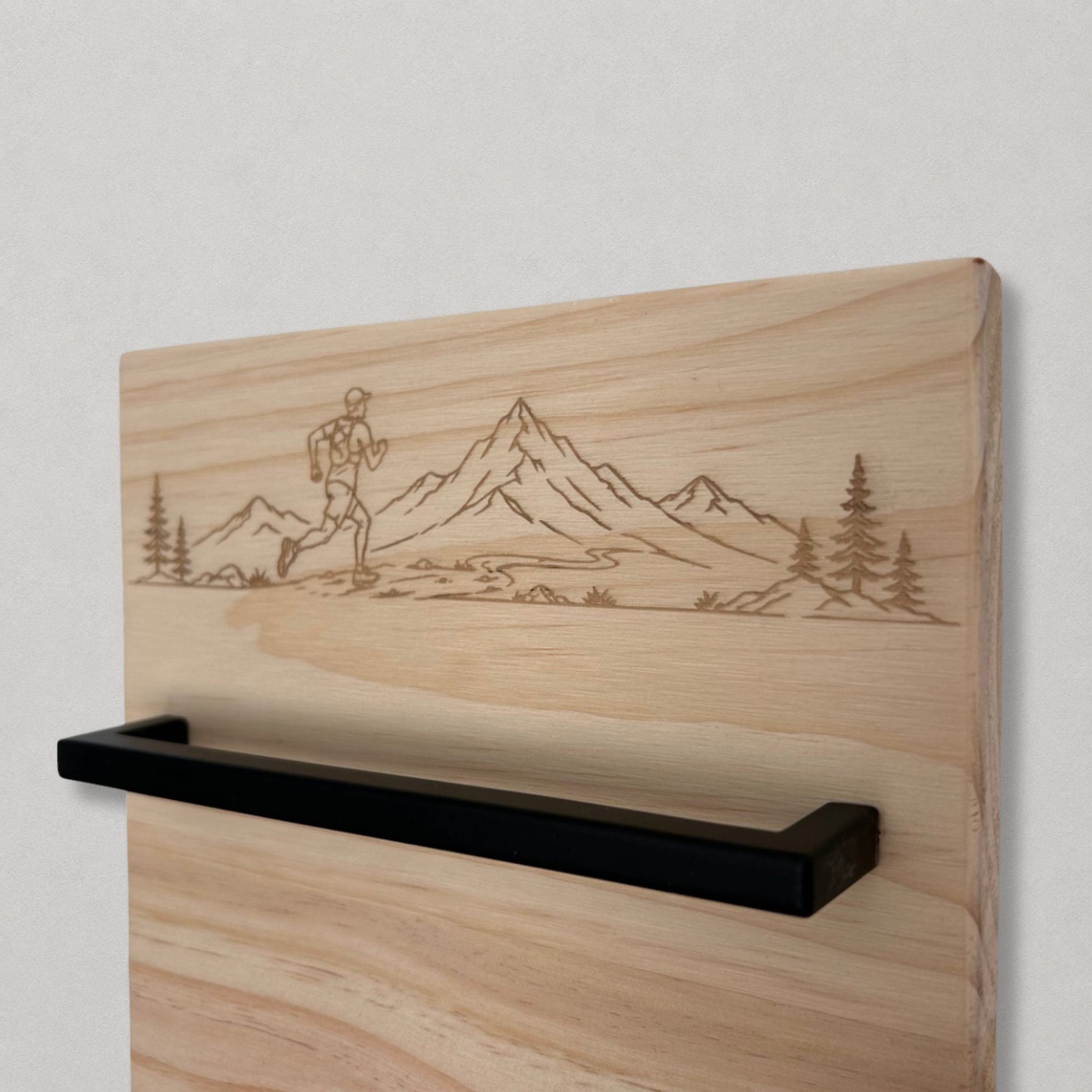 Porte médailles trail en bois avec gravure montagne et coureur