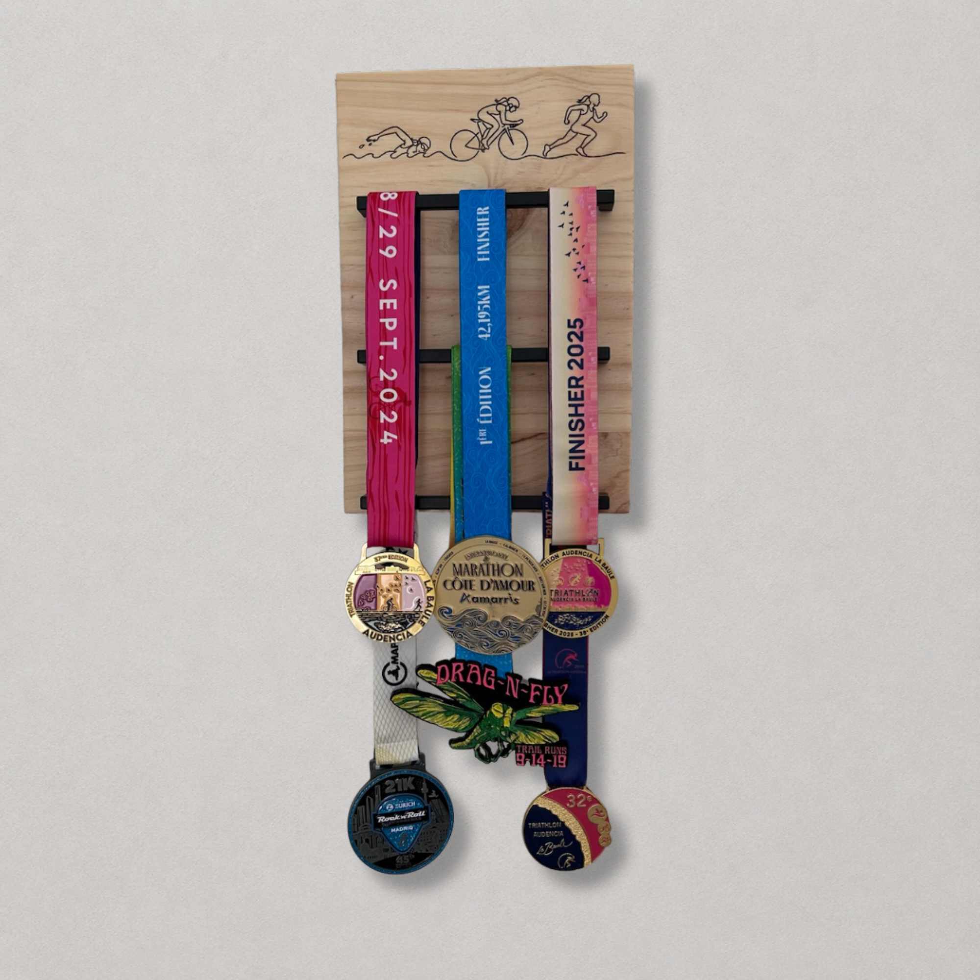 Porte médailles triathlon en bois avec plusieurs médailles suspendues