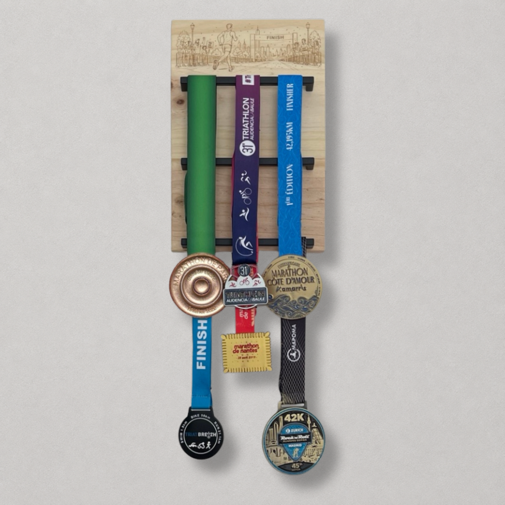Support mural porte médailles en bois avec médailles de running, marathon et triathlon