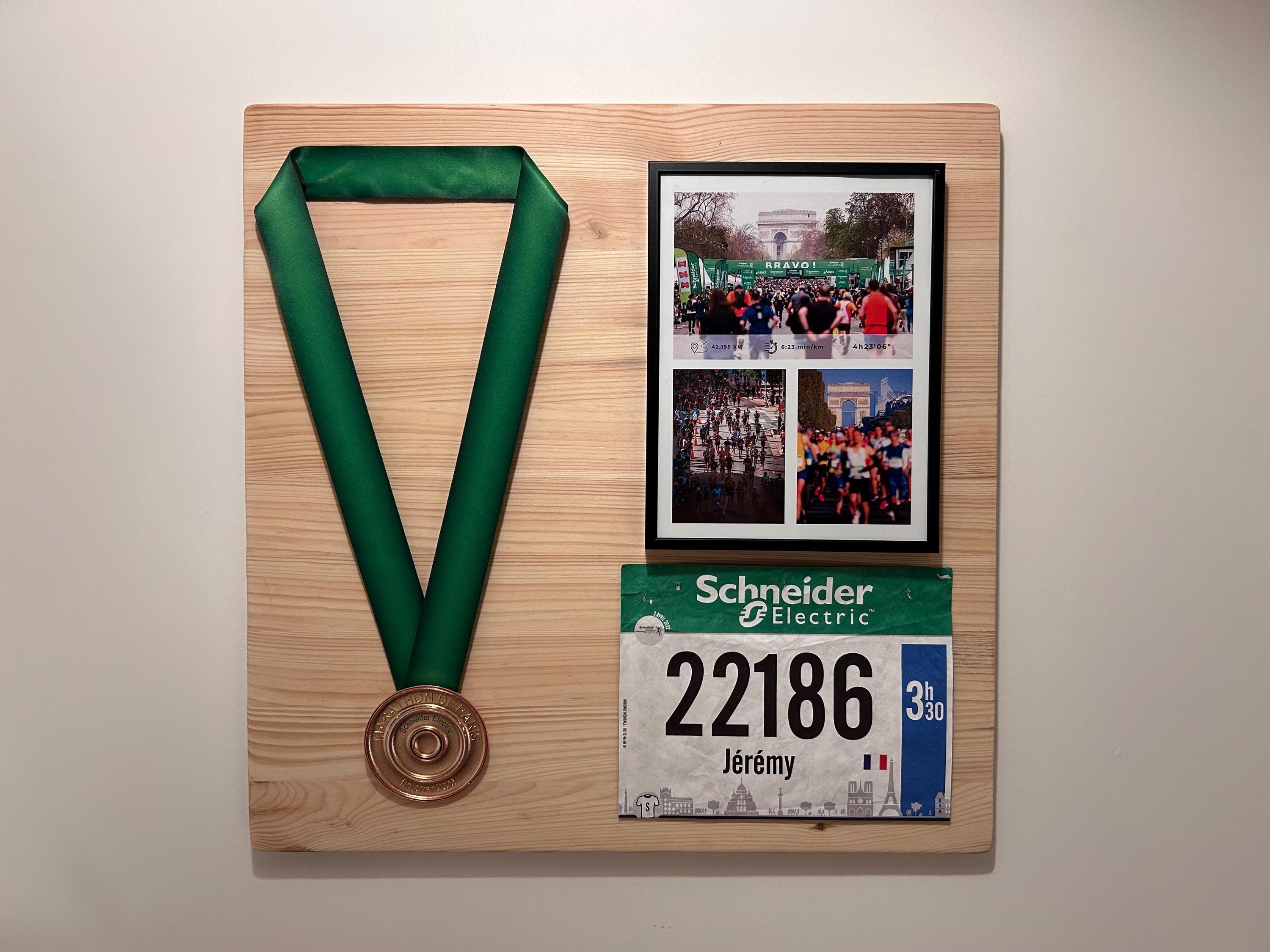 support médaille bois massif artisanal personnalisé cadeau finisher marathon