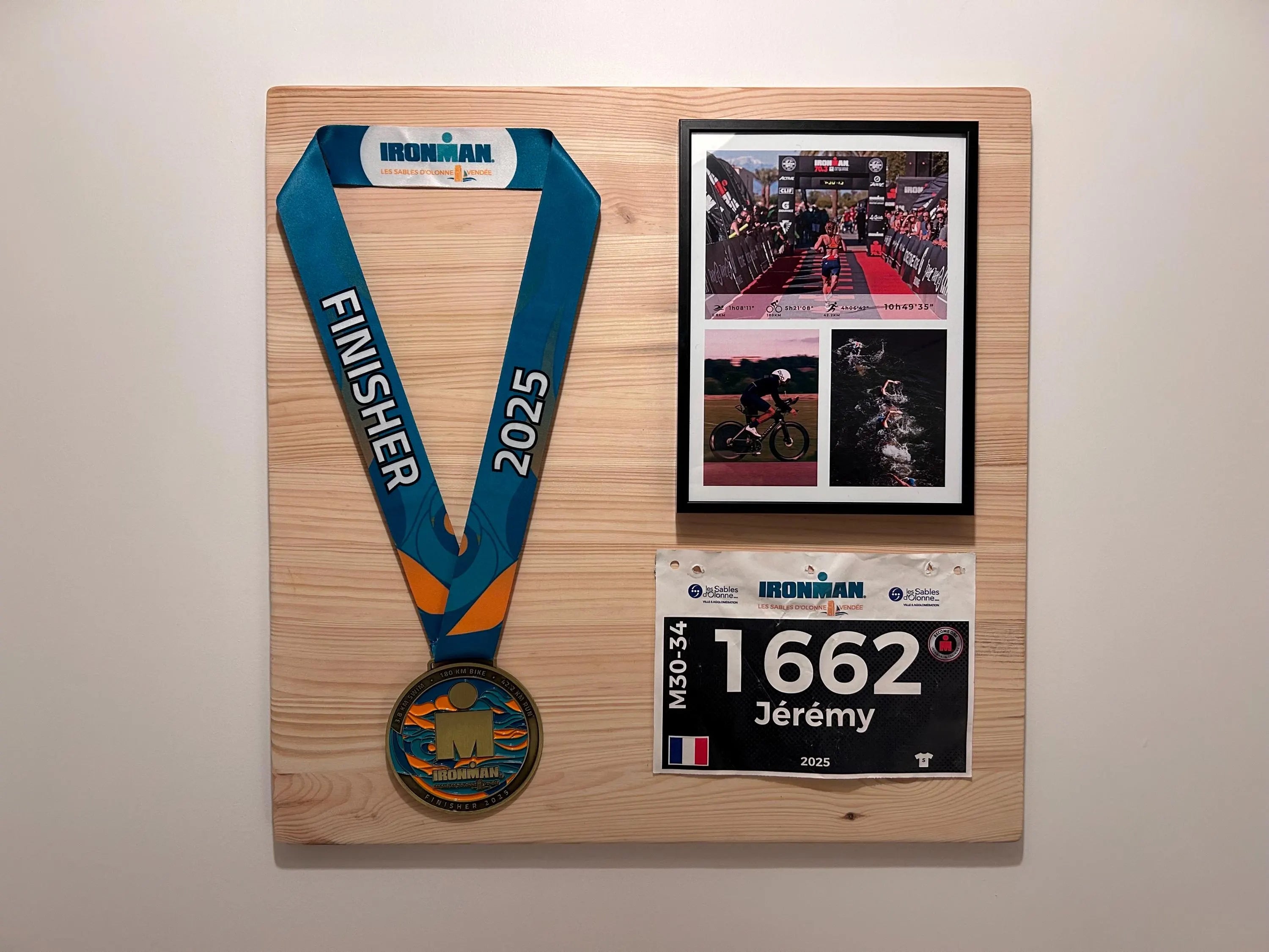 support médaille bois massif artisanal cadre photo personnalisé cadeau sportif triathlète ironman