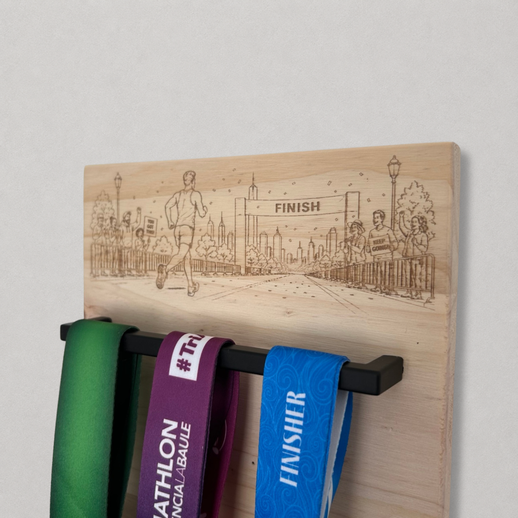 Détail du porte médailles en bois avec gravure et rangement pour dossards de running