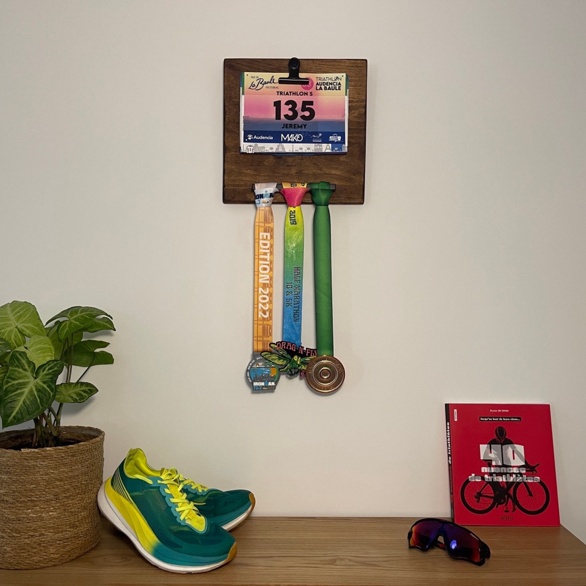 Petit porte médailles mural avec dossard pour coureur à pied
