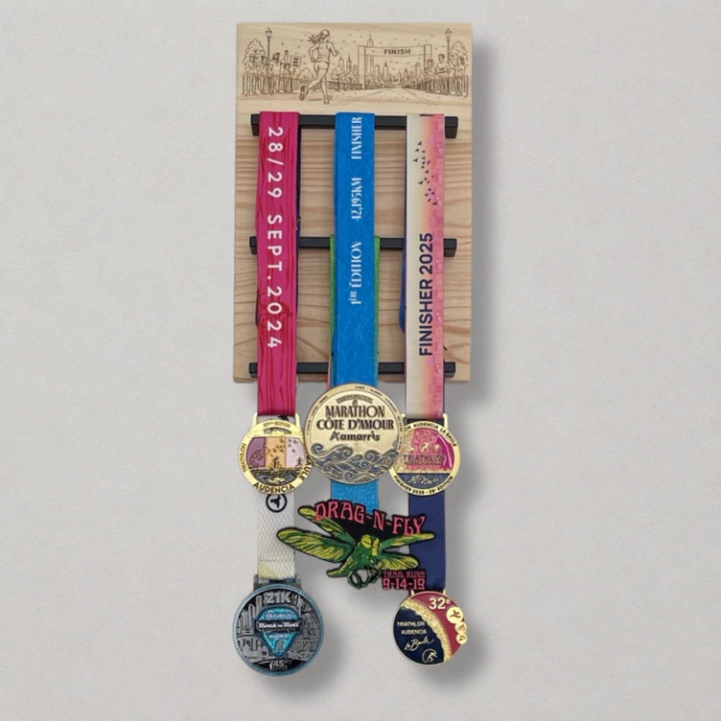 Porte médailles mural en bois avec gravure running et médailles de course suspendues